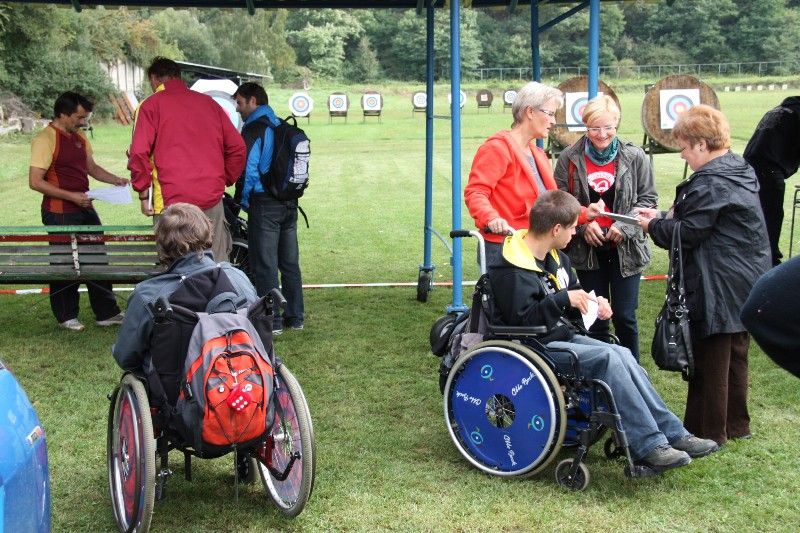Na šest desítek zdravotně postižených amatérských sportovců a jejich asistentů se ve středu 11. září sešlo na armádní střelnici v Plzni - Lobzích na 3. ročníku střeleckého přeboru HANDICAP SHOOTING CUP 2013. Lidé s mentálním, smyslovým, tělesným i kombinovaným handicapem bez rozdílu věku se utkali ve střeleckých sportovních disciplínách. Novinkou oproti předchozím ročníkům byla účast nevidomých sportovců v disciplíně střelba z pistole na zvukový terč. Tato disciplína měla díky zastoupení organizace Tyfloservis na půdě armádní střelnice svoji premiéru. Ostatní závodníci poměřili své síly a přesnou mušku při střelbě ze vzduchové pistole, ze vzduchové pušky, z luku a kuše. Vždy tři nejlepší byli vyhodnoceni celkem v šesti kategoriích. Závod již tradičně pod záštitou radního města Plzně Jiřího Kuthana a ve spolupráci se Sportovně střeleckým klubem Dukla Plzeň uspořádal Odbor sociálních služeb Magistrátu města Plzně. (Foto: Odbor sociálních služeb MMP)