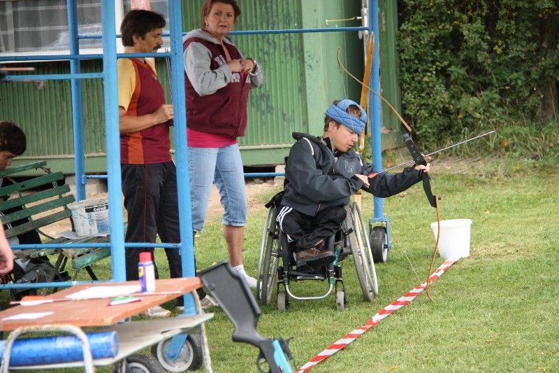 Na šest desítek zdravotně postižených amatérských sportovců a jejich asistentů se ve středu 11. září sešlo na armádní střelnici v Plzni - Lobzích na 3. ročníku střeleckého přeboru HANDICAP SHOOTING CUP 2013. Lidé s mentálním, smyslovým, tělesným i kombinovaným handicapem bez rozdílu věku se utkali ve střeleckých sportovních disciplínách. Novinkou oproti předchozím ročníkům byla účast nevidomých sportovců v disciplíně střelba z pistole na zvukový terč. Tato disciplína měla díky zastoupení organizace Tyfloservis na půdě armádní střelnice svoji premiéru. Ostatní závodníci poměřili své síly a přesnou mušku při střelbě ze vzduchové pistole, ze vzduchové pušky, z luku a kuše. Vždy tři nejlepší byli vyhodnoceni celkem v šesti kategoriích. Závod již tradičně pod záštitou radního města Plzně Jiřího Kuthana a ve spolupráci se Sportovně střeleckým klubem Dukla Plzeň uspořádal Odbor sociálních služeb Magistrátu města Plzně. (Foto: Odbor sociálních služeb MMP)