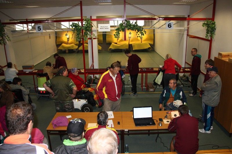 Na šest desítek zdravotně postižených amatérských sportovců a jejich asistentů se ve středu 11. září sešlo na armádní střelnici v Plzni - Lobzích na 3. ročníku střeleckého přeboru HANDICAP SHOOTING CUP 2013. Lidé s mentálním, smyslovým, tělesným i kombinovaným handicapem bez rozdílu věku se utkali ve střeleckých sportovních disciplínách. Novinkou oproti předchozím ročníkům byla účast nevidomých sportovců v disciplíně střelba z pistole na zvukový terč. Tato disciplína měla díky zastoupení organizace Tyfloservis na půdě armádní střelnice svoji premiéru. Ostatní závodníci poměřili své síly a přesnou mušku při střelbě ze vzduchové pistole, ze vzduchové pušky, z luku a kuše. Vždy tři nejlepší byli vyhodnoceni celkem v šesti kategoriích. Závod již tradičně pod záštitou radního města Plzně Jiřího Kuthana a ve spolupráci se Sportovně střeleckým klubem Dukla Plzeň uspořádal Odbor sociálních služeb Magistrátu města Plzně. (Foto: Odbor sociálních služeb MMP)