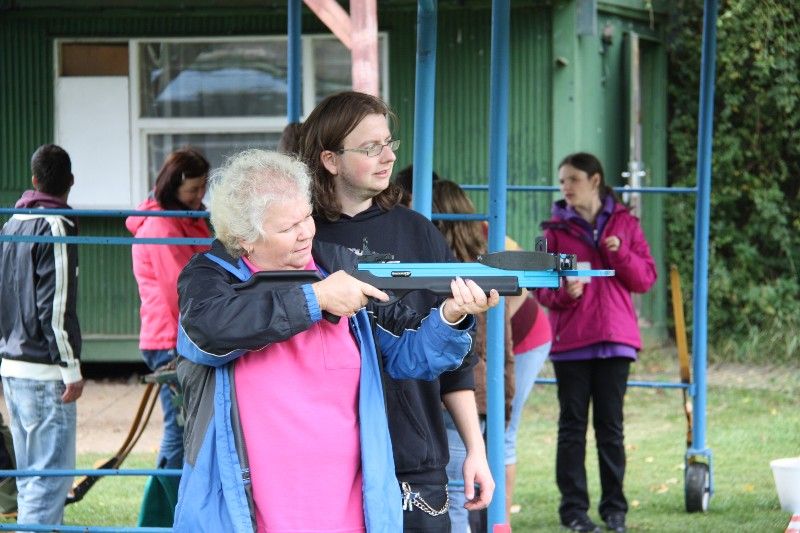 Na šest desítek zdravotně postižených amatérských sportovců a jejich asistentů se ve středu 11. září sešlo na armádní střelnici v Plzni - Lobzích na 3. ročníku střeleckého přeboru HANDICAP SHOOTING CUP 2013. Lidé s mentálním, smyslovým, tělesným i kombinovaným handicapem bez rozdílu věku se utkali ve střeleckých sportovních disciplínách. Novinkou oproti předchozím ročníkům byla účast nevidomých sportovců v disciplíně střelba z pistole na zvukový terč. Tato disciplína měla díky zastoupení organizace Tyfloservis na půdě armádní střelnice svoji premiéru. Ostatní závodníci poměřili své síly a přesnou mušku při střelbě ze vzduchové pistole, ze vzduchové pušky, z luku a kuše. Vždy tři nejlepší byli vyhodnoceni celkem v šesti kategoriích. Závod již tradičně pod záštitou radního města Plzně Jiřího Kuthana a ve spolupráci se Sportovně střeleckým klubem Dukla Plzeň uspořádal Odbor sociálních služeb Magistrátu města Plzně. (Foto: Odbor sociálních služeb MMP)