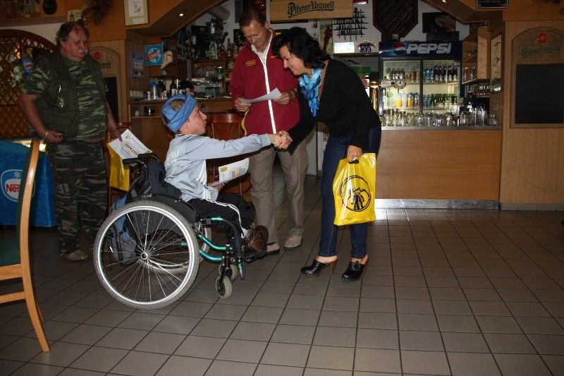 Na šest desítek zdravotně postižených amatérských sportovců a jejich asistentů se ve středu 11. září sešlo na armádní střelnici v Plzni - Lobzích na 3. ročníku střeleckého přeboru HANDICAP SHOOTING CUP 2013. Lidé s mentálním, smyslovým, tělesným i kombinovaným handicapem bez rozdílu věku se utkali ve střeleckých sportovních disciplínách. Novinkou oproti předchozím ročníkům byla účast nevidomých sportovců v disciplíně střelba z pistole na zvukový terč. Tato disciplína měla díky zastoupení organizace Tyfloservis na půdě armádní střelnice svoji premiéru. Ostatní závodníci poměřili své síly a přesnou mušku při střelbě ze vzduchové pistole, ze vzduchové pušky, z luku a kuše. Vždy tři nejlepší byli vyhodnoceni celkem v šesti kategoriích. Závod již tradičně pod záštitou radního města Plzně Jiřího Kuthana a ve spolupráci se Sportovně střeleckým klubem Dukla Plzeň uspořádal Odbor sociálních služeb Magistrátu města Plzně. (Foto: Odbor sociálních služeb MMP)