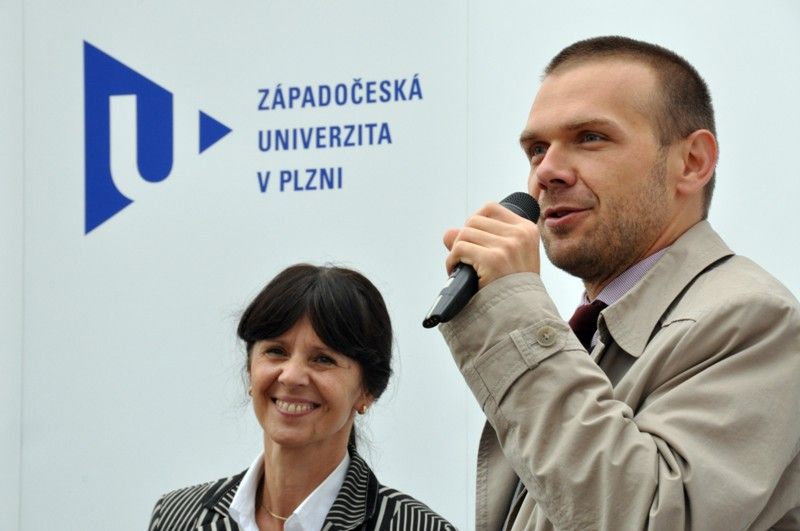 Interaktivní výstava Dny vědy a techniky se dnes (13.9.2013) z laboratoří a odborných pracovišť přestěhovala do ulic v centru Plzně. Na náměstí Republiky ji netradičně – jízdou na elektrokoloběžce zahájil společně s rektorkou univerzity Ilonou Mauritzovou primátor Martin Baxa. Vědu a techniku představuje přes 40 expozic, které zájemci najdou U Branky, před Západočeským muzeem a na náměstí Republiky. Ti nejmenší si mohou například vyzkoušet, jak být archeologem, zaujme určitě stanoviště s prvním českým elektromotocyklem, který vyvinul tým studentů a odborníků z Fakulty strojní a Fakulty umění a designu Západočeské univerzity nebo se návštěvníci mohou ponořit do světa chemie či si zkusit naprogramovat vlastní lego robota. Kdo se chce ponořit do tajů vědy a techniky, má příležitost ještě zítra mezi devátou a sedmnáctou hodinou.