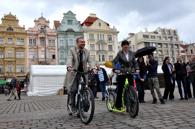 Interaktivní výstava Dny vědy a techniky se dnes (13.9.2013) z laboratoří a odborných pracovišť přestěhovala do ulic v centru Plzně. Na náměstí Republiky ji netradičně – jízdou na elektrokoloběžce zahájil společně s rektorkou univerzity Ilonou Mauritzovou primátor Martin Baxa. Vědu a techniku představuje přes 40 expozic, které zájemci najdou U Branky, před Západočeským muzeem a na náměstí Republiky. Ti nejmenší si mohou například vyzkoušet, jak být archeologem, zaujme určitě stanoviště s prvním českým elektromotocyklem, který vyvinul tým studentů a odborníků z Fakulty strojní a Fakulty umění a designu Západočeské univerzity nebo se návštěvníci mohou ponořit do světa chemie či si zkusit naprogramovat vlastní lego robota. Kdo se chce ponořit do tajů vědy a techniky, má příležitost ještě zítra mezi devátou a sedmnáctou hodinou.