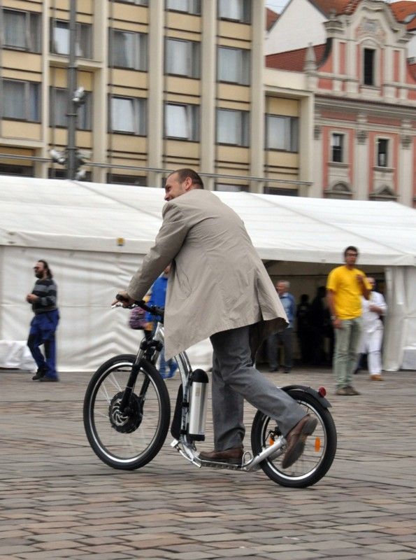 Interaktivní výstava Dny vědy a techniky se dnes (13.9.2013) z laboratoří a odborných pracovišť přestěhovala do ulic v centru Plzně. Na náměstí Republiky ji netradičně – jízdou na elektrokoloběžce zahájil společně s rektorkou univerzity Ilonou Mauritzovou primátor Martin Baxa. Vědu a techniku představuje přes 40 expozic, které zájemci najdou U Branky, před Západočeským muzeem a na náměstí Republiky. Ti nejmenší si mohou například vyzkoušet, jak být archeologem, zaujme určitě stanoviště s prvním českým elektromotocyklem, který vyvinul tým studentů a odborníků z Fakulty strojní a Fakulty umění a designu Západočeské univerzity nebo se návštěvníci mohou ponořit do světa chemie či si zkusit naprogramovat vlastní lego robota. Kdo se chce ponořit do tajů vědy a techniky, má příležitost ještě zítra mezi devátou a sedmnáctou hodinou.