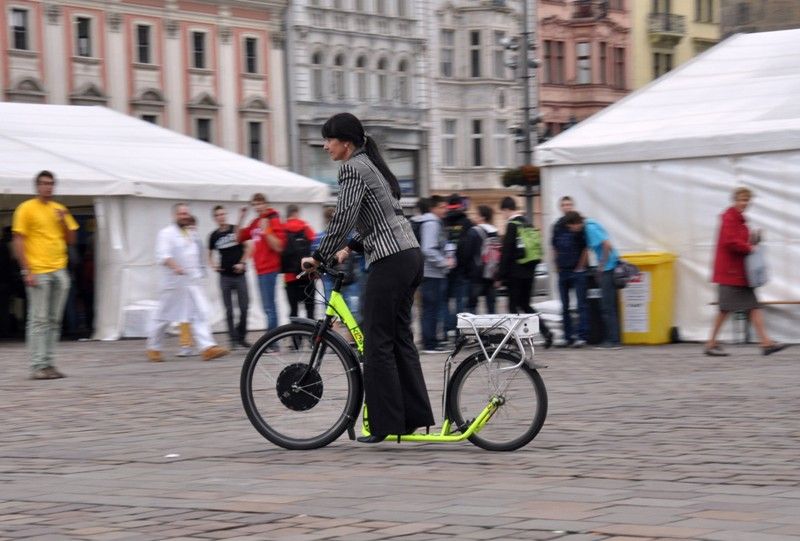 Interaktivní výstava Dny vědy a techniky se dnes (13.9.2013) z laboratoří a odborných pracovišť přestěhovala do ulic v centru Plzně. Na náměstí Republiky ji netradičně – jízdou na elektrokoloběžce zahájil společně s rektorkou univerzity Ilonou Mauritzovou primátor Martin Baxa. Vědu a techniku představuje přes 40 expozic, které zájemci najdou U Branky, před Západočeským muzeem a na náměstí Republiky. Ti nejmenší si mohou například vyzkoušet, jak být archeologem, zaujme určitě stanoviště s prvním českým elektromotocyklem, který vyvinul tým studentů a odborníků z Fakulty strojní a Fakulty umění a designu Západočeské univerzity nebo se návštěvníci mohou ponořit do světa chemie či si zkusit naprogramovat vlastní lego robota. Kdo se chce ponořit do tajů vědy a techniky, má příležitost ještě zítra mezi devátou a sedmnáctou hodinou.