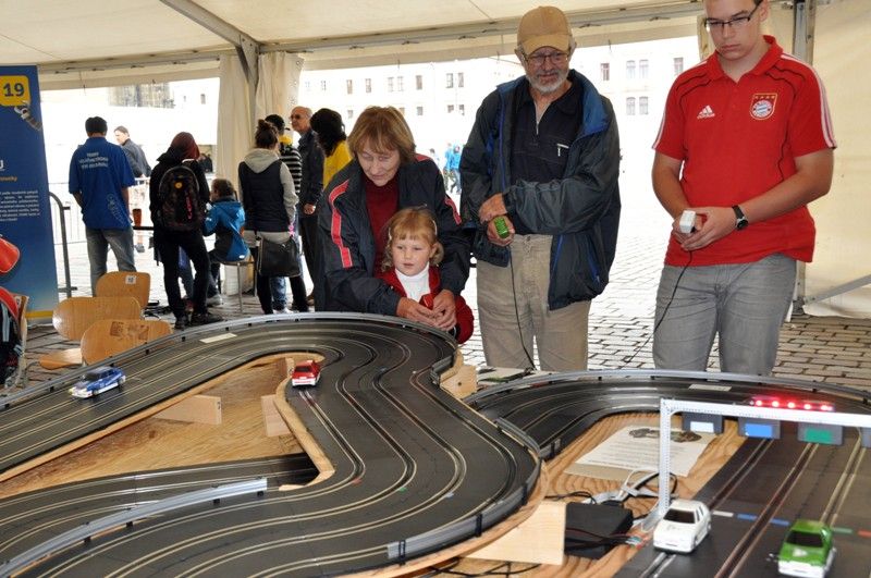 Interaktivní výstava Dny vědy a techniky se dnes (13.9.2013) z laboratoří a odborných pracovišť přestěhovala do ulic v centru Plzně. Na náměstí Republiky ji netradičně – jízdou na elektrokoloběžce zahájil společně s rektorkou univerzity Ilonou Mauritzovou primátor Martin Baxa. Vědu a techniku představuje přes 40 expozic, které zájemci najdou U Branky, před Západočeským muzeem a na náměstí Republiky. Ti nejmenší si mohou například vyzkoušet, jak být archeologem, zaujme určitě stanoviště s prvním českým elektromotocyklem, který vyvinul tým studentů a odborníků z Fakulty strojní a Fakulty umění a designu Západočeské univerzity nebo se návštěvníci mohou ponořit do světa chemie či si zkusit naprogramovat vlastní lego robota. Kdo se chce ponořit do tajů vědy a techniky, má příležitost ještě zítra mezi devátou a sedmnáctou hodinou.