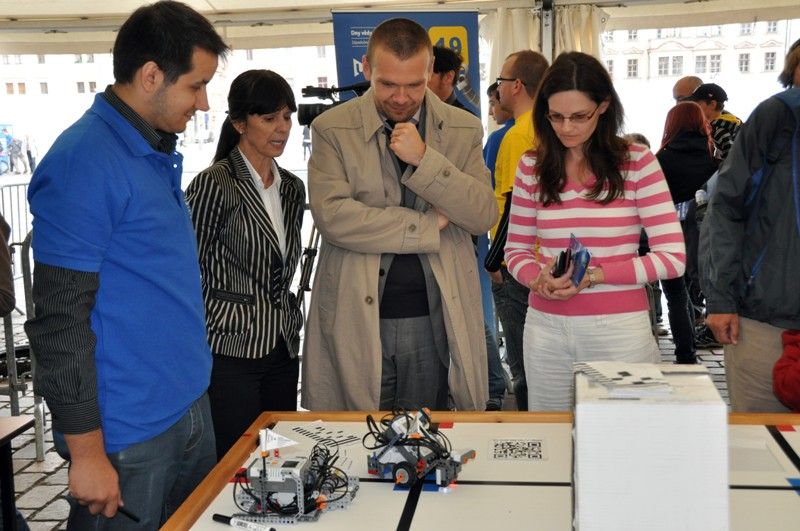 Interaktivní výstava Dny vědy a techniky se dnes (13.9.2013) z laboratoří a odborných pracovišť přestěhovala do ulic v centru Plzně. Na náměstí Republiky ji netradičně – jízdou na elektrokoloběžce zahájil společně s rektorkou univerzity Ilonou Mauritzovou primátor Martin Baxa. Vědu a techniku představuje přes 40 expozic, které zájemci najdou U Branky, před Západočeským muzeem a na náměstí Republiky. Ti nejmenší si mohou například vyzkoušet, jak být archeologem, zaujme určitě stanoviště s prvním českým elektromotocyklem, který vyvinul tým studentů a odborníků z Fakulty strojní a Fakulty umění a designu Západočeské univerzity nebo se návštěvníci mohou ponořit do světa chemie či si zkusit naprogramovat vlastní lego robota. Kdo se chce ponořit do tajů vědy a techniky, má příležitost ještě zítra mezi devátou a sedmnáctou hodinou.