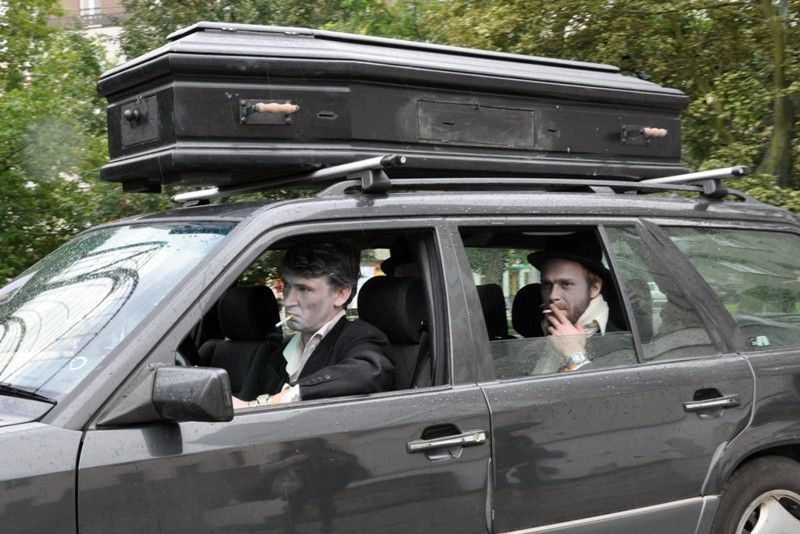 V pátek 13. září 2013 se v Křižíkových sadech objevili čtyři funebráci, kteří s rakví na ramenou a pohřební kapelou v zádech hledali místo, kam pohřbít nebožtíka. Chmurnému průvodu však nebyla dopřána ani chvilka klidu, rakev se změnila v loutkové divadlo nebo kulečníkový stůl, samotní aktéři v kouzelníky a kabaretní umělce. Groteskní eskapádu připravilo pražské uskupení Wariot Ideal v rámci open air programu festivalu Divadlo.