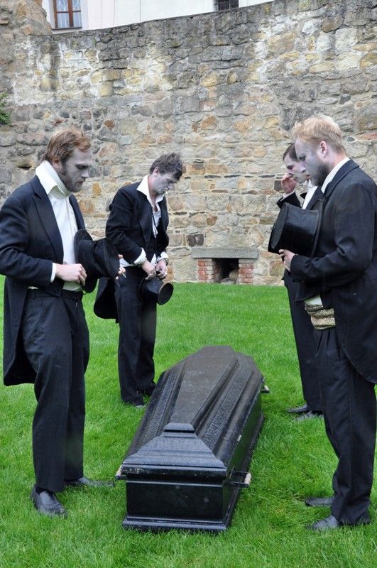 V pátek 13. září 2013 se v Křižíkových sadech objevili čtyři funebráci, kteří s rakví na ramenou a pohřební kapelou v zádech hledali místo, kam pohřbít nebožtíka. Chmurnému průvodu však nebyla dopřána ani chvilka klidu, rakev se změnila v loutkové divadlo nebo kulečníkový stůl, samotní aktéři v kouzelníky a kabaretní umělce. Groteskní eskapádu připravilo pražské uskupení Wariot Ideal v rámci open air programu festivalu Divadlo.