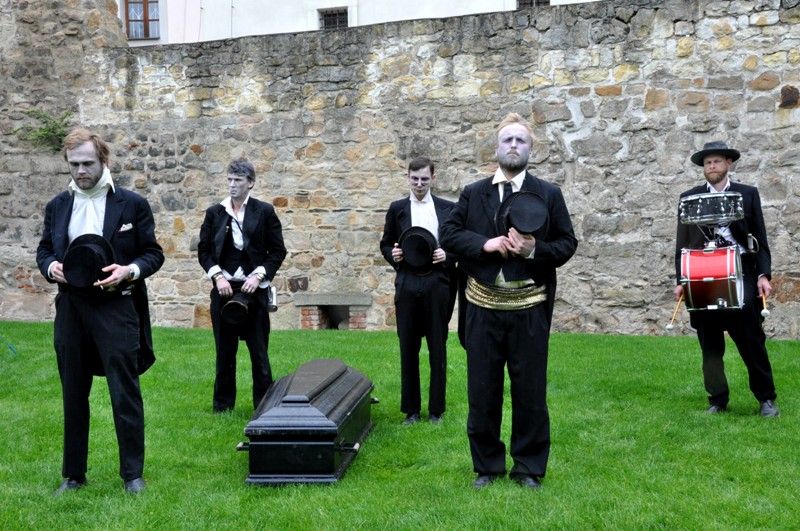 Čtyři funebráci předvedli groteskní eskapádu