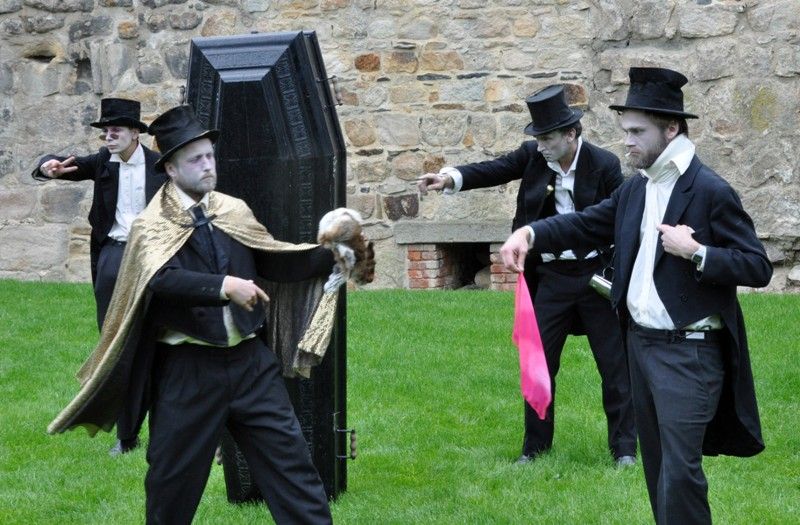 V pátek 13. září 2013 se v Křižíkových sadech objevili čtyři funebráci, kteří s rakví na ramenou a pohřební kapelou v zádech hledali místo, kam pohřbít nebožtíka. Chmurnému průvodu však nebyla dopřána ani chvilka klidu, rakev se změnila v loutkové divadlo nebo kulečníkový stůl, samotní aktéři v kouzelníky a kabaretní umělce. Groteskní eskapádu připravilo pražské uskupení Wariot Ideal v rámci open air programu festivalu Divadlo.