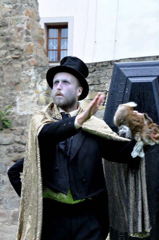 V pátek 13. září 2013 se v Křižíkových sadech objevili čtyři funebráci, kteří s rakví na ramenou a pohřební kapelou v zádech hledali místo, kam pohřbít nebožtíka. Chmurnému průvodu však nebyla dopřána ani chvilka klidu, rakev se změnila v loutkové divadlo nebo kulečníkový stůl, samotní aktéři v kouzelníky a kabaretní umělce. Groteskní eskapádu připravilo pražské uskupení Wariot Ideal v rámci open air programu festivalu Divadlo.