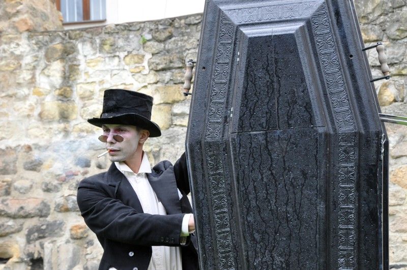 V pátek 13. září 2013 se v Křižíkových sadech objevili čtyři funebráci, kteří s rakví na ramenou a pohřební kapelou v zádech hledali místo, kam pohřbít nebožtíka. Chmurnému průvodu však nebyla dopřána ani chvilka klidu, rakev se změnila v loutkové divadlo nebo kulečníkový stůl, samotní aktéři v kouzelníky a kabaretní umělce. Groteskní eskapádu připravilo pražské uskupení Wariot Ideal v rámci open air programu festivalu Divadlo.