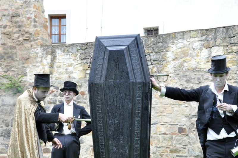V pátek 13. září 2013 se v Křižíkových sadech objevili čtyři funebráci, kteří s rakví na ramenou a pohřební kapelou v zádech hledali místo, kam pohřbít nebožtíka. Chmurnému průvodu však nebyla dopřána ani chvilka klidu, rakev se změnila v loutkové divadlo nebo kulečníkový stůl, samotní aktéři v kouzelníky a kabaretní umělce. Groteskní eskapádu připravilo pražské uskupení Wariot Ideal v rámci open air programu festivalu Divadlo.