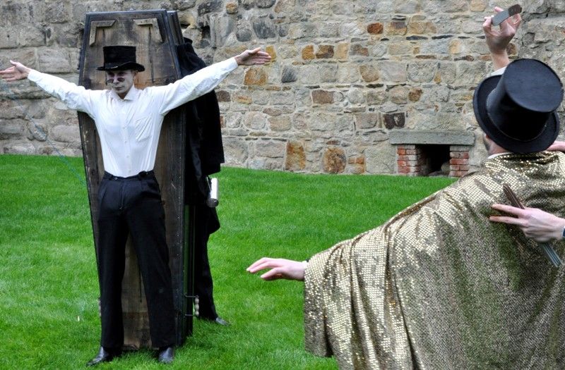 V pátek 13. září 2013 se v Křižíkových sadech objevili čtyři funebráci, kteří s rakví na ramenou a pohřební kapelou v zádech hledali místo, kam pohřbít nebožtíka. Chmurnému průvodu však nebyla dopřána ani chvilka klidu, rakev se změnila v loutkové divadlo nebo kulečníkový stůl, samotní aktéři v kouzelníky a kabaretní umělce. Groteskní eskapádu připravilo pražské uskupení Wariot Ideal v rámci open air programu festivalu Divadlo.