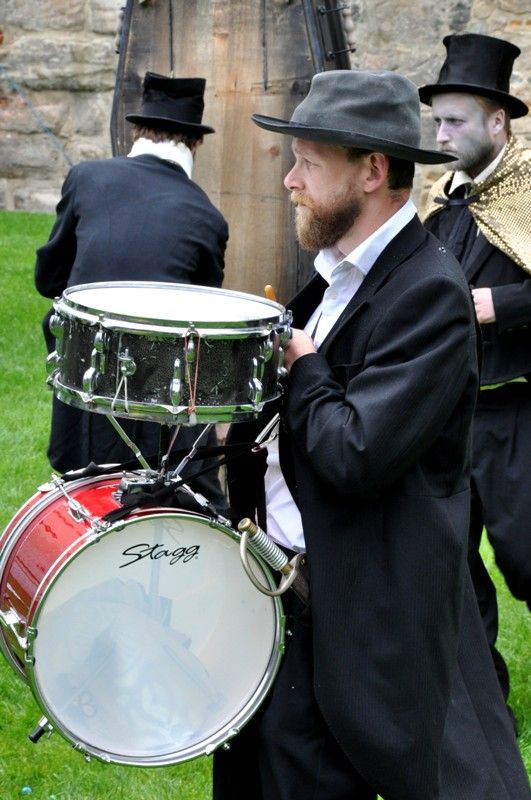 V pátek 13. září 2013 se v Křižíkových sadech objevili čtyři funebráci, kteří s rakví na ramenou a pohřební kapelou v zádech hledali místo, kam pohřbít nebožtíka. Chmurnému průvodu však nebyla dopřána ani chvilka klidu, rakev se změnila v loutkové divadlo nebo kulečníkový stůl, samotní aktéři v kouzelníky a kabaretní umělce. Groteskní eskapádu připravilo pražské uskupení Wariot Ideal v rámci open air programu festivalu Divadlo.