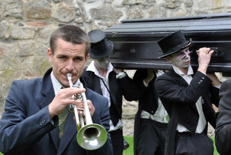 V pátek 13. září 2013 se v Křižíkových sadech objevili čtyři funebráci, kteří s rakví na ramenou a pohřební kapelou v zádech hledali místo, kam pohřbít nebožtíka. Chmurnému průvodu však nebyla dopřána ani chvilka klidu, rakev se změnila v loutkové divadlo nebo kulečníkový stůl, samotní aktéři v kouzelníky a kabaretní umělce. Groteskní eskapádu připravilo pražské uskupení Wariot Ideal v rámci open air programu festivalu Divadlo.