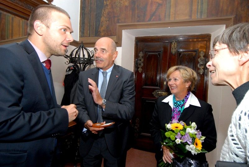 K Řeznu stejně jako velkolepé památky patří chlapecký pěvecký sbor Regensburger Domspatzen (Řezenští vrabčáci). Ten v katedrále sv. Bartoloměje vystoupil poprvé v pátek 13. září 2013 v doprovodu Plzeňské filharmonie. Výjimečný koncert se konal u příležitosti dvacátého výročí partnerství Plzně a Řezna. Korunovační mši C dur Wolfganga Amadea Mozarta a další skladby si přišli do vznešeného prostoru katedrály poslechnout také oba primátoři měst, Hans Schaidinger a Martin Baxa, kteří se před koncertem krátce sešli na plzeňské radnici.