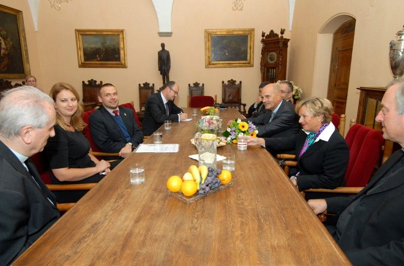 K Řeznu stejně jako velkolepé památky patří chlapecký pěvecký sbor Regensburger Domspatzen (Řezenští vrabčáci). Ten v katedrále sv. Bartoloměje vystoupil poprvé v pátek 13. září 2013 v doprovodu Plzeňské filharmonie. Výjimečný koncert se konal u příležitosti dvacátého výročí partnerství Plzně a Řezna. Korunovační mši C dur Wolfganga Amadea Mozarta a další skladby si přišli do vznešeného prostoru katedrály poslechnout také oba primátoři měst, Hans Schaidinger a Martin Baxa, kteří se před koncertem krátce sešli na plzeňské radnici.