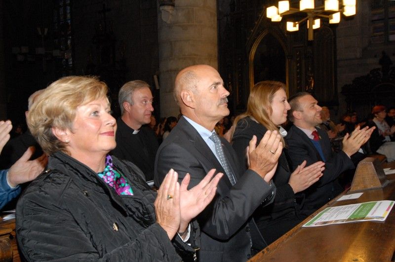 K Řeznu stejně jako velkolepé památky patří chlapecký pěvecký sbor Regensburger Domspatzen (Řezenští vrabčáci). Ten v katedrále sv. Bartoloměje vystoupil poprvé v pátek 13. září 2013 v doprovodu Plzeňské filharmonie. Výjimečný koncert se konal u příležitosti dvacátého výročí partnerství Plzně a Řezna. Korunovační mši C dur Wolfganga Amadea Mozarta a další skladby si přišli do vznešeného prostoru katedrály poslechnout také oba primátoři měst, Hans Schaidinger a Martin Baxa, kteří se před koncertem krátce sešli na plzeňské radnici.
