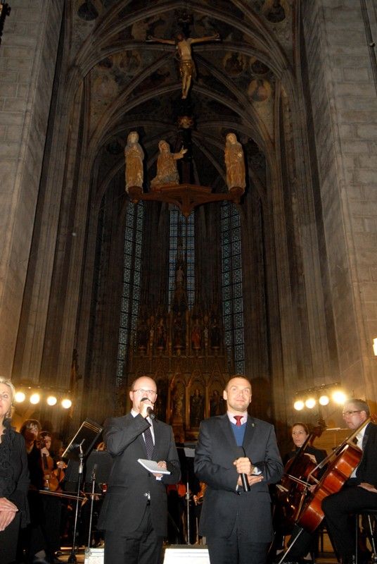 K Řeznu stejně jako velkolepé památky patří chlapecký pěvecký sbor Regensburger Domspatzen (Řezenští vrabčáci). Ten v katedrále sv. Bartoloměje vystoupil poprvé v pátek 13. září 2013 v doprovodu Plzeňské filharmonie. Výjimečný koncert se konal u příležitosti dvacátého výročí partnerství Plzně a Řezna. Korunovační mši C dur Wolfganga Amadea Mozarta a další skladby si přišli do vznešeného prostoru katedrály poslechnout také oba primátoři měst, Hans Schaidinger a Martin Baxa, kteří se před koncertem krátce sešli na plzeňské radnici.