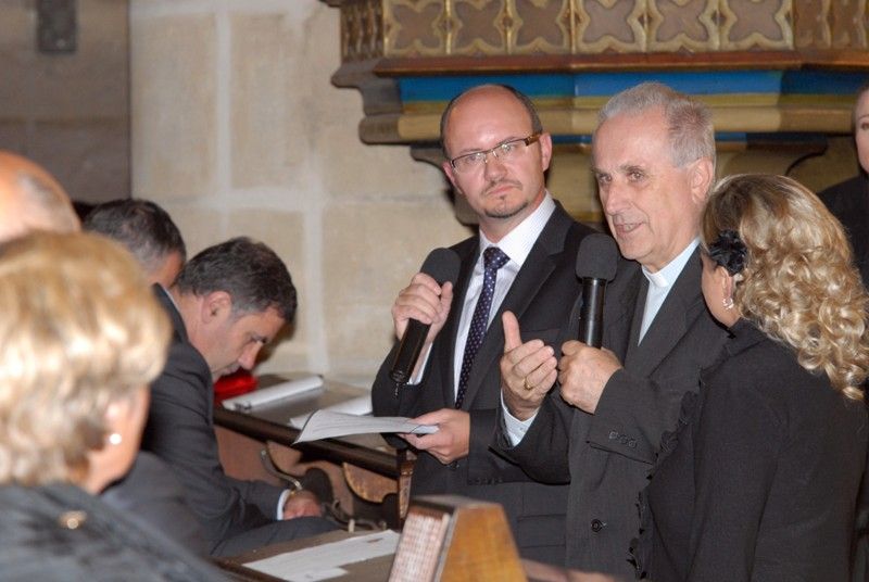 K Řeznu stejně jako velkolepé památky patří chlapecký pěvecký sbor Regensburger Domspatzen (Řezenští vrabčáci). Ten v katedrále sv. Bartoloměje vystoupil poprvé v pátek 13. září 2013 v doprovodu Plzeňské filharmonie. Výjimečný koncert se konal u příležitosti dvacátého výročí partnerství Plzně a Řezna. Korunovační mši C dur Wolfganga Amadea Mozarta a další skladby si přišli do vznešeného prostoru katedrály poslechnout také oba primátoři měst, Hans Schaidinger a Martin Baxa, kteří se před koncertem krátce sešli na plzeňské radnici.