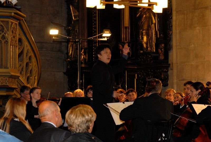 K Řeznu stejně jako velkolepé památky patří chlapecký pěvecký sbor Regensburger Domspatzen (Řezenští vrabčáci). Ten v katedrále sv. Bartoloměje vystoupil poprvé v pátek 13. září 2013 v doprovodu Plzeňské filharmonie. Výjimečný koncert se konal u příležitosti dvacátého výročí partnerství Plzně a Řezna. Korunovační mši C dur Wolfganga Amadea Mozarta a další skladby si přišli do vznešeného prostoru katedrály poslechnout také oba primátoři měst, Hans Schaidinger a Martin Baxa, kteří se před koncertem krátce sešli na plzeňské radnici.