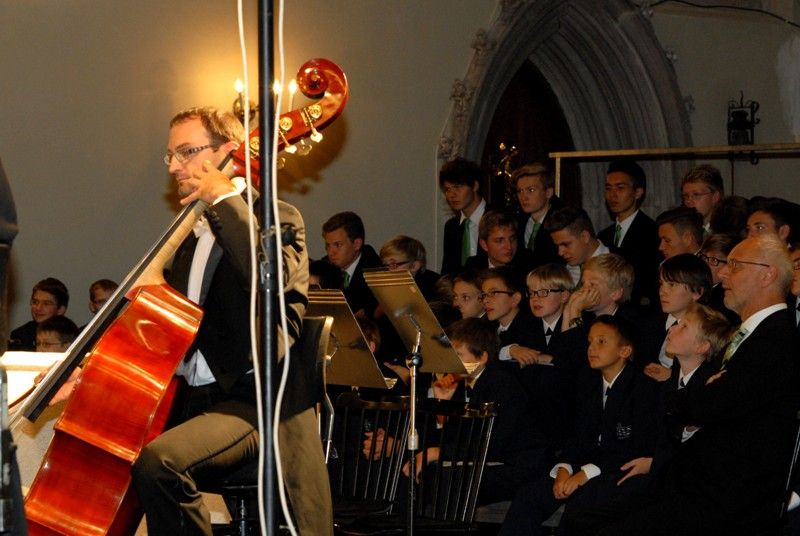 K Řeznu stejně jako velkolepé památky patří chlapecký pěvecký sbor Regensburger Domspatzen (Řezenští vrabčáci). Ten v katedrále sv. Bartoloměje vystoupil poprvé v pátek 13. září 2013 v doprovodu Plzeňské filharmonie. Výjimečný koncert se konal u příležitosti dvacátého výročí partnerství Plzně a Řezna. Korunovační mši C dur Wolfganga Amadea Mozarta a další skladby si přišli do vznešeného prostoru katedrály poslechnout také oba primátoři měst, Hans Schaidinger a Martin Baxa, kteří se před koncertem krátce sešli na plzeňské radnici.