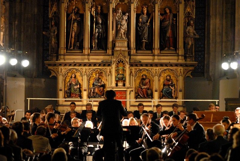 K Řeznu stejně jako velkolepé památky patří chlapecký pěvecký sbor Regensburger Domspatzen (Řezenští vrabčáci). Ten v katedrále sv. Bartoloměje vystoupil poprvé v pátek 13. září 2013 v doprovodu Plzeňské filharmonie. Výjimečný koncert se konal u příležitosti dvacátého výročí partnerství Plzně a Řezna. Korunovační mši C dur Wolfganga Amadea Mozarta a další skladby si přišli do vznešeného prostoru katedrály poslechnout také oba primátoři měst, Hans Schaidinger a Martin Baxa, kteří se před koncertem krátce sešli na plzeňské radnici.