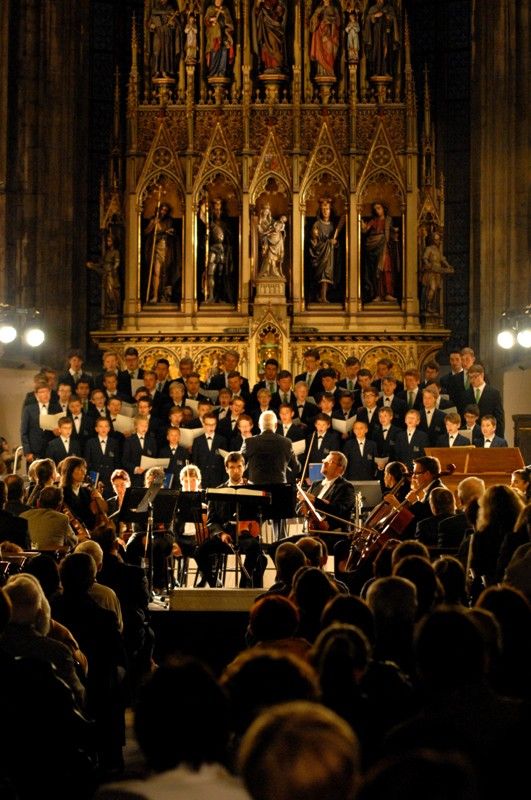 K Řeznu stejně jako velkolepé památky patří chlapecký pěvecký sbor Regensburger Domspatzen (Řezenští vrabčáci). Ten v katedrále sv. Bartoloměje vystoupil poprvé v pátek 13. září 2013 v doprovodu Plzeňské filharmonie. Výjimečný koncert se konal u příležitosti dvacátého výročí partnerství Plzně a Řezna. Korunovační mši C dur Wolfganga Amadea Mozarta a další skladby si přišli do vznešeného prostoru katedrály poslechnout také oba primátoři měst, Hans Schaidinger a Martin Baxa, kteří se před koncertem krátce sešli na plzeňské radnici.