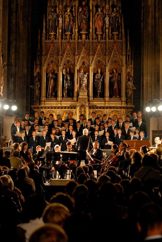 K Řeznu stejně jako velkolepé památky patří chlapecký pěvecký sbor Regensburger Domspatzen (Řezenští vrabčáci). Ten v katedrále sv. Bartoloměje vystoupil poprvé v pátek 13. září 2013 v doprovodu Plzeňské filharmonie. Výjimečný koncert se konal u příležitosti dvacátého výročí partnerství Plzně a Řezna. Korunovační mši C dur Wolfganga Amadea Mozarta a další skladby si přišli do vznešeného prostoru katedrály poslechnout také oba primátoři měst, Hans Schaidinger a Martin Baxa, kteří se před koncertem krátce sešli na plzeňské radnici.