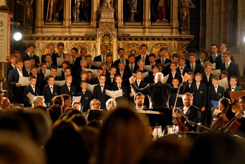 K Řeznu stejně jako velkolepé památky patří chlapecký pěvecký sbor Regensburger Domspatzen (Řezenští vrabčáci). Ten v katedrále sv. Bartoloměje vystoupil poprvé v pátek 13. září 2013 v doprovodu Plzeňské filharmonie. Výjimečný koncert se konal u příležitosti dvacátého výročí partnerství Plzně a Řezna. Korunovační mši C dur Wolfganga Amadea Mozarta a další skladby si přišli do vznešeného prostoru katedrály poslechnout také oba primátoři měst, Hans Schaidinger a Martin Baxa, kteří se před koncertem krátce sešli na plzeňské radnici.