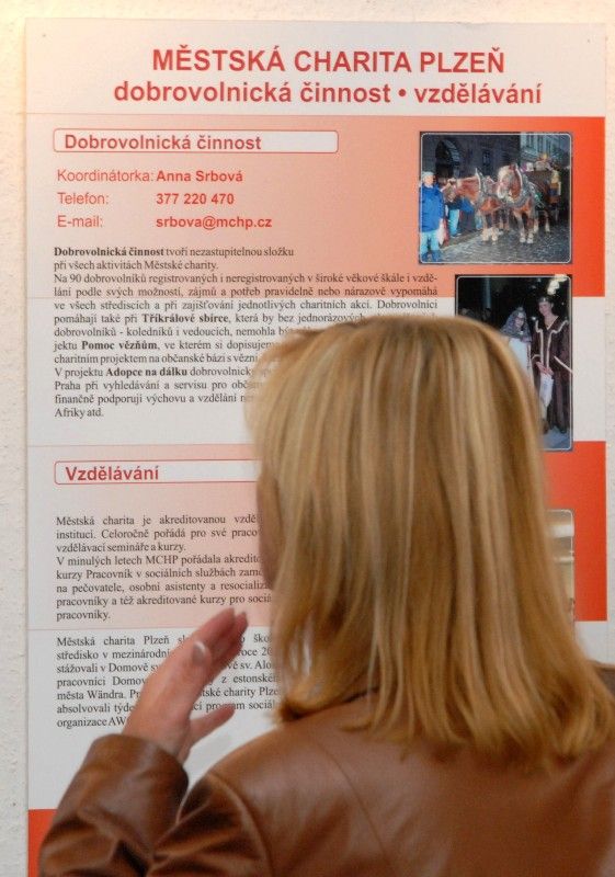 Počátky, historii i současnost Diecézní charity Plzeň představuje nová výstava v mázhauzu radnice. U příležitosti dvacátého výročí její existence seznamuje se širokou škálou sociálních služeb a aktivitami, které charita provozuje na území Plzeňské diecéze. (foto: 16.9.2013)