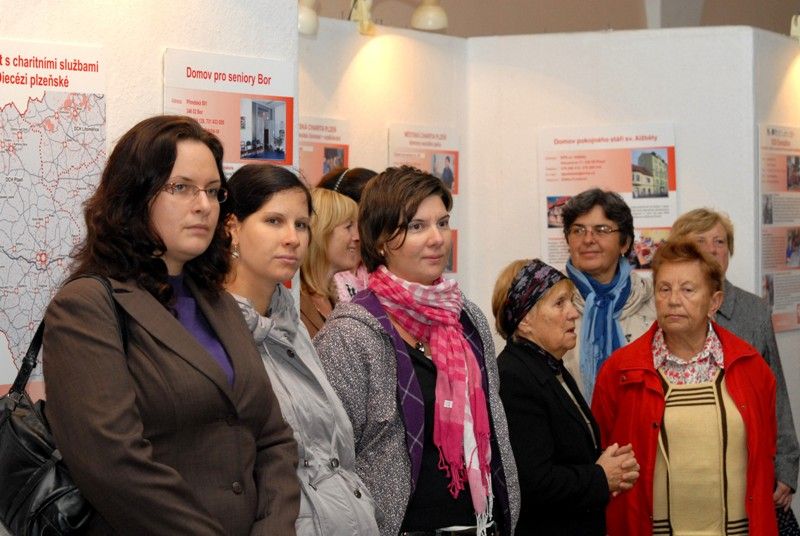 Počátky, historii i současnost Diecézní charity Plzeň představuje nová výstava v mázhauzu radnice. U příležitosti dvacátého výročí její existence seznamuje se širokou škálou sociálních služeb a aktivitami, které charita provozuje na území Plzeňské diecéze. (foto: 16.9.2013)