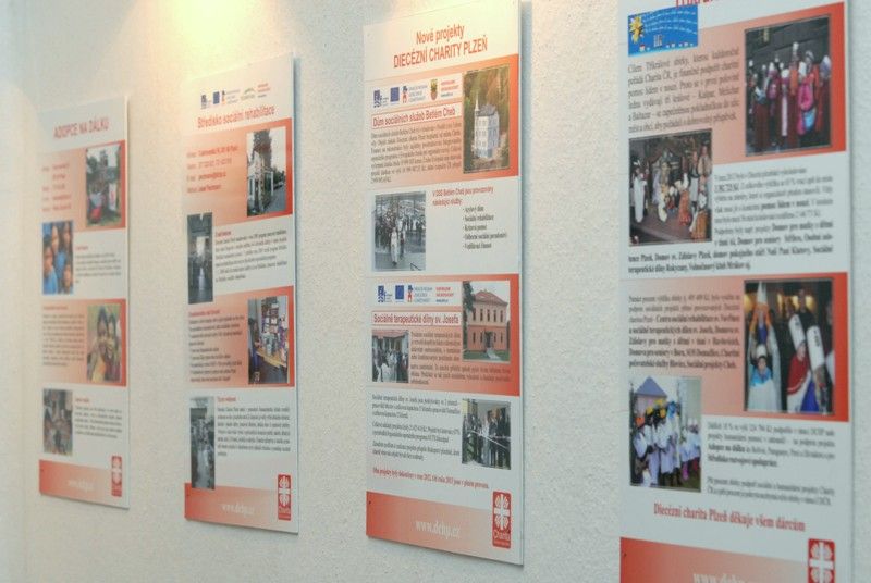 Diecézní charita se v mázhauzu prezentuje výstavou