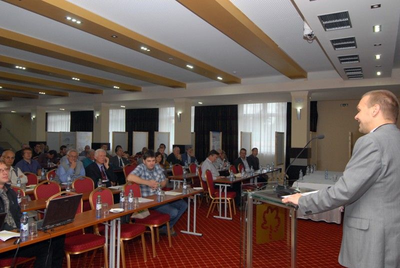 Více než stovka geologů se v úterý 17.9.2013 sešla v plzeňském Parkhotelu u příležitosti zahájení konference GEOPilsen 2013. Jedná se o první společné setkání České geologické společnosti a Německé geovědní společnosti  na takovéto úrovni. Navazuje na dlouhodobou vzájemnou spolupráci odborníků obou institucí. Představuje významnou platformu pro výměnu znalostí především mezi specialisty na zkoumání geologického vývoje střední Evropy, zejména v souvislosti s geodynamickým vývojem Českého masivu. Slavnostního zahájení konference, která se zároveň konala u příležitosti 90. výročí vzniku České geologické společnosti, se zúčastnil primátor Martin Baxa. „Projekt Evropské hlavní město kultury Plzeň 2015 se ve spolupráci se Západočeskou univerzitou a dalšími institucemi, jako je kupříkladu Západočeské muzeum, soustřeďuje i na rozvoj vědy. Věřím, že i tato konference se stane vhodnou součástí rámce celého projektu a že pomůže naplnit jeho smysl,“ uvedl primátor.