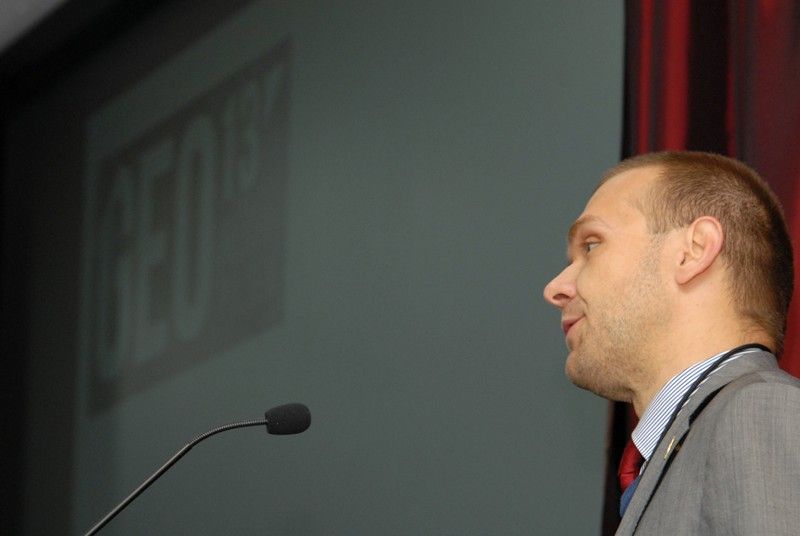 Více než stovka geologů se v úterý 17.9.2013 sešla v plzeňském Parkhotelu u příležitosti zahájení konference GEOPilsen 2013. Jedná se o první společné setkání České geologické společnosti a Německé geovědní společnosti  na takovéto úrovni. Navazuje na dlouhodobou vzájemnou spolupráci odborníků obou institucí. Představuje významnou platformu pro výměnu znalostí především mezi specialisty na zkoumání geologického vývoje střední Evropy, zejména v souvislosti s geodynamickým vývojem Českého masivu. Slavnostního zahájení konference, která se zároveň konala u příležitosti 90. výročí vzniku České geologické společnosti, se zúčastnil primátor Martin Baxa. „Projekt Evropské hlavní město kultury Plzeň 2015 se ve spolupráci se Západočeskou univerzitou a dalšími institucemi, jako je kupříkladu Západočeské muzeum, soustřeďuje i na rozvoj vědy. Věřím, že i tato konference se stane vhodnou součástí rámce celého projektu a že pomůže naplnit jeho smysl,“ uvedl primátor.