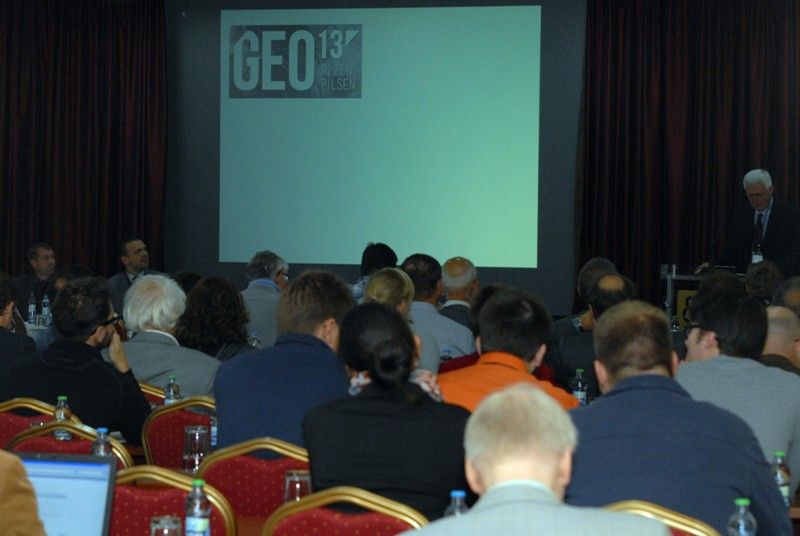 Více než stovka geologů se v úterý 17.9.2013 sešla v plzeňském Parkhotelu u příležitosti zahájení konference GEOPilsen 2013. Jedná se o první společné setkání České geologické společnosti a Německé geovědní společnosti  na takovéto úrovni. Navazuje na dlouhodobou vzájemnou spolupráci odborníků obou institucí. Představuje významnou platformu pro výměnu znalostí především mezi specialisty na zkoumání geologického vývoje střední Evropy, zejména v souvislosti s geodynamickým vývojem Českého masivu. Slavnostního zahájení konference, která se zároveň konala u příležitosti 90. výročí vzniku České geologické společnosti, se zúčastnil primátor Martin Baxa. „Projekt Evropské hlavní město kultury Plzeň 2015 se ve spolupráci se Západočeskou univerzitou a dalšími institucemi, jako je kupříkladu Západočeské muzeum, soustřeďuje i na rozvoj vědy. Věřím, že i tato konference se stane vhodnou součástí rámce celého projektu a že pomůže naplnit jeho smysl,“ uvedl primátor.