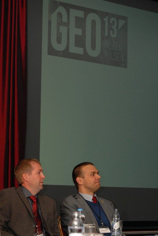 Více než stovka geologů se v úterý 17.9.2013 sešla v plzeňském Parkhotelu u příležitosti zahájení konference GEOPilsen 2013. Jedná se o první společné setkání České geologické společnosti a Německé geovědní společnosti  na takovéto úrovni. Navazuje na dlouhodobou vzájemnou spolupráci odborníků obou institucí. Představuje významnou platformu pro výměnu znalostí především mezi specialisty na zkoumání geologického vývoje střední Evropy, zejména v souvislosti s geodynamickým vývojem Českého masivu. Slavnostního zahájení konference, která se zároveň konala u příležitosti 90. výročí vzniku České geologické společnosti, se zúčastnil primátor Martin Baxa. „Projekt Evropské hlavní město kultury Plzeň 2015 se ve spolupráci se Západočeskou univerzitou a dalšími institucemi, jako je kupříkladu Západočeské muzeum, soustřeďuje i na rozvoj vědy. Věřím, že i tato konference se stane vhodnou součástí rámce celého projektu a že pomůže naplnit jeho smysl,“ uvedl primátor.
