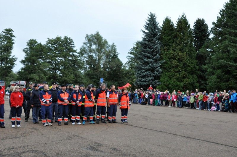 Areál za obchodním centrem Plaza patřil celé úterní dopoledne (17.9.2013) složkám integrovaného záchranného systému (IZS). Popáté nabídly především školním dětem možnost seznámit se s prací dobrovolných i profesionálních hasičů, městských strážníků, policistů nebo zdravotnické záchranné služby. Zajímavou podívanou se pro děti stala ukázka zásahu při automobilové nehodě s vyprošťováním zaklíněného pasažéra. Policisté, hasiči a záchranná služba při ní předvedli svoji nezastupitelnou a profesionální roli. Slavnostního zahájení Plzeňského dne s IZS se vedle velitelů a ředitelů všech prezentujících se složek zúčastnil za město primátor Martin Baxa a radní pro bezpečnost Robert Houdek. (foto: Z. Kubalová)