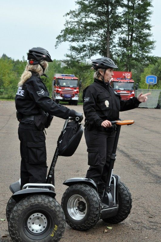 Areál za obchodním centrem Plaza patřil celé úterní dopoledne (17.9.2013) složkám integrovaného záchranného systému (IZS). Popáté nabídly především školním dětem možnost seznámit se s prací dobrovolných i profesionálních hasičů, městských strážníků, policistů nebo zdravotnické záchranné služby. Zajímavou podívanou se pro děti stala ukázka zásahu při automobilové nehodě s vyprošťováním zaklíněného pasažéra. Policisté, hasiči a záchranná služba při ní předvedli svoji nezastupitelnou a profesionální roli. Slavnostního zahájení Plzeňského dne s IZS se vedle velitelů a ředitelů všech prezentujících se složek zúčastnil za město primátor Martin Baxa a radní pro bezpečnost Robert Houdek. (foto: Z. Kubalová)