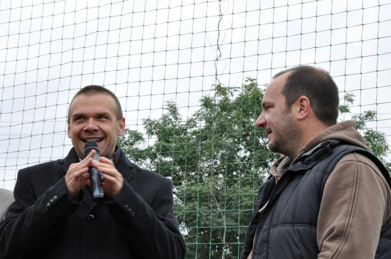 Areál za obchodním centrem Plaza patřil celé úterní dopoledne (17.9.2013) složkám integrovaného záchranného systému (IZS). Popáté nabídly především školním dětem možnost seznámit se s prací dobrovolných i profesionálních hasičů, městských strážníků, policistů nebo zdravotnické záchranné služby. Zajímavou podívanou se pro děti stala ukázka zásahu při automobilové nehodě s vyprošťováním zaklíněného pasažéra. Policisté, hasiči a záchranná služba při ní předvedli svoji nezastupitelnou a profesionální roli. Slavnostního zahájení Plzeňského dne s IZS se vedle velitelů a ředitelů všech prezentujících se složek zúčastnil za město primátor Martin Baxa a radní pro bezpečnost Robert Houdek. (foto: Z. Kubalová)