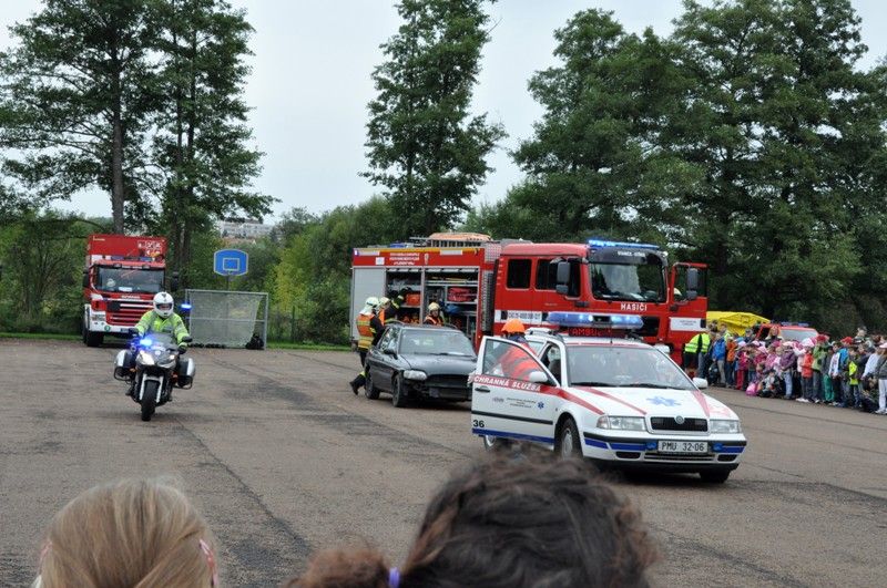 Areál za obchodním centrem Plaza patřil celé úterní dopoledne (17.9.2013) složkám integrovaného záchranného systému (IZS). Popáté nabídly především školním dětem možnost seznámit se s prací dobrovolných i profesionálních hasičů, městských strážníků, policistů nebo zdravotnické záchranné služby. Zajímavou podívanou se pro děti stala ukázka zásahu při automobilové nehodě s vyprošťováním zaklíněného pasažéra. Policisté, hasiči a záchranná služba při ní předvedli svoji nezastupitelnou a profesionální roli. Slavnostního zahájení Plzeňského dne s IZS se vedle velitelů a ředitelů všech prezentujících se složek zúčastnil za město primátor Martin Baxa a radní pro bezpečnost Robert Houdek. (foto: Z. Kubalová)