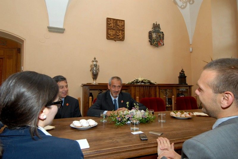 Necelé dva měsíce (17.9.2013) po svém nástupu do pozice generálního ředitele Plzeňského Prazdroje se přijel Paolo Lanzarotti osobně představit primátorovi Martinu Baxovi. Předmětem jejich rozhovoru byla jak ekonomická situace naší země, respektive města Plzně, tak pokračování spolupráce mezi městskou správou a Plzeňským Prazdrojem, která je každoročně směřována především do oblasti cestovního ruchu a kultury. V závěru schůzky vyjádřili primátor Baxa i generální ředitel Lanzarotti vůli navázat na současné vazby obou subjektů.