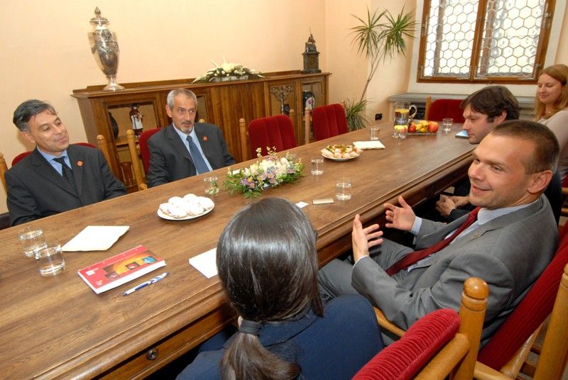 Necelé dva měsíce (17.9.2013) po svém nástupu do pozice generálního ředitele Plzeňského Prazdroje se přijel Paolo Lanzarotti osobně představit primátorovi Martinu Baxovi. Předmětem jejich rozhovoru byla jak ekonomická situace naší země, respektive města Plzně, tak pokračování spolupráce mezi městskou správou a Plzeňským Prazdrojem, která je každoročně směřována především do oblasti cestovního ruchu a kultury. V závěru schůzky vyjádřili primátor Baxa i generální ředitel Lanzarotti vůli navázat na současné vazby obou subjektů.