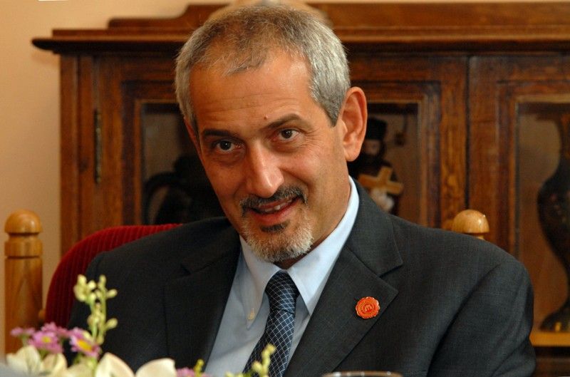 Necelé dva měsíce (17.9.2013) po svém nástupu do pozice generálního ředitele Plzeňského Prazdroje se přijel Paolo Lanzarotti osobně představit primátorovi Martinu Baxovi. Předmětem jejich rozhovoru byla jak ekonomická situace naší země, respektive města Plzně, tak pokračování spolupráce mezi městskou správou a Plzeňským Prazdrojem, která je každoročně směřována především do oblasti cestovního ruchu a kultury. V závěru schůzky vyjádřili primátor Baxa i generální ředitel Lanzarotti vůli navázat na současné vazby obou subjektů.