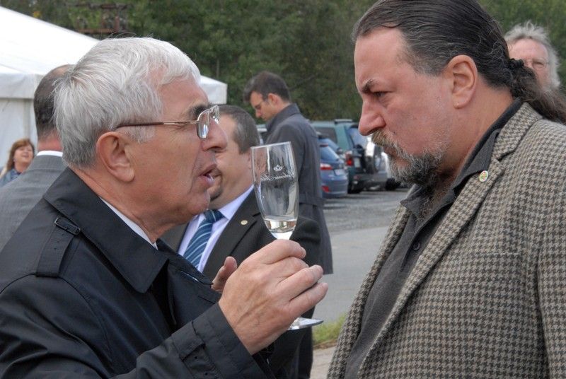 Slavnostním poklepáním na základní kámen byla v úterý 17. září 2013 oficiálně zahájena výstavba spalovny ZEVO Chotíkov. Náklady na vznik zařízení, které představuje pro Plzeňskou teplárenskou další energetický zdroj, činí necelé dvě miliardy korun.  Podle odhadů ekologicky zpracuje 95 tisíc tun odpadu ročně. Teplo ze spalovny bude navíc vyhřívat část plzeňských domácností. V současné době se na úrovni Evropské unie jedná o možnosti poskytnutí dotace na tento projekt. Ta by mohla dosáhnout výše 450 milionů korun.