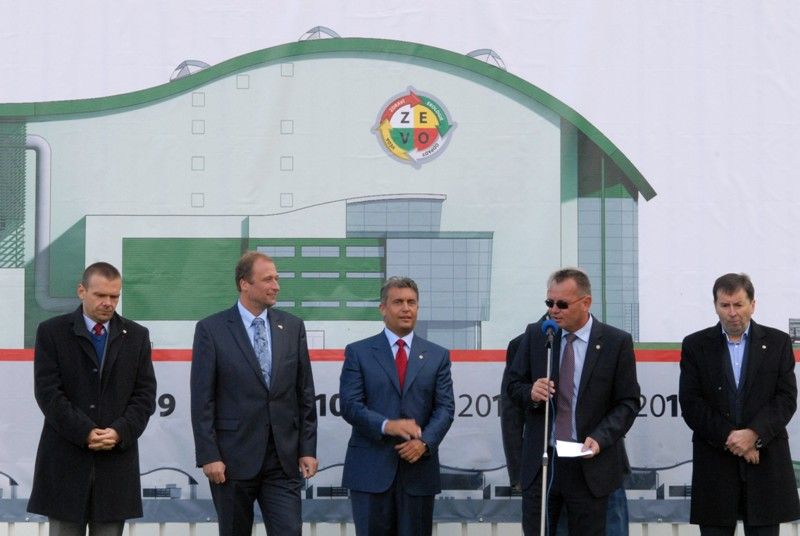 Slavnostním poklepáním na základní kámen byla v úterý 17. září 2013 oficiálně zahájena výstavba spalovny ZEVO Chotíkov. Náklady na vznik zařízení, které představuje pro Plzeňskou teplárenskou další energetický zdroj, činí necelé dvě miliardy korun.  Podle odhadů ekologicky zpracuje 95 tisíc tun odpadu ročně. Teplo ze spalovny bude navíc vyhřívat část plzeňských domácností. V současné době se na úrovni Evropské unie jedná o možnosti poskytnutí dotace na tento projekt. Ta by mohla dosáhnout výše 450 milionů korun.