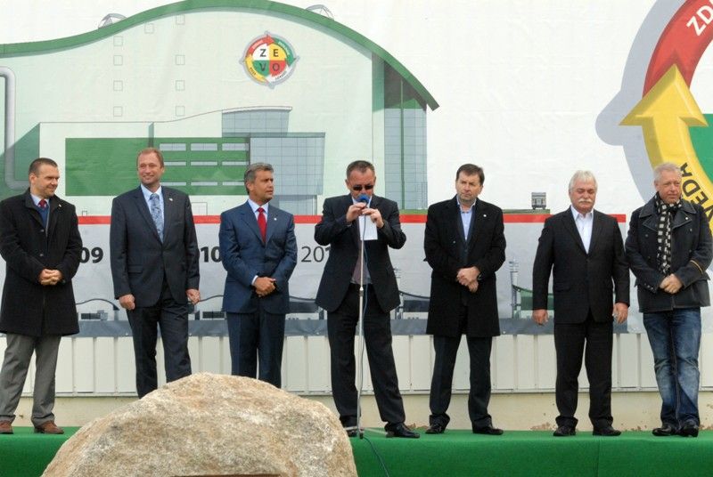 Slavnostním poklepáním na základní kámen byla v úterý 17. září 2013 oficiálně zahájena výstavba spalovny ZEVO Chotíkov. Náklady na vznik zařízení, které představuje pro Plzeňskou teplárenskou další energetický zdroj, činí necelé dvě miliardy korun.  Podle odhadů ekologicky zpracuje 95 tisíc tun odpadu ročně. Teplo ze spalovny bude navíc vyhřívat část plzeňských domácností. V současné době se na úrovni Evropské unie jedná o možnosti poskytnutí dotace na tento projekt. Ta by mohla dosáhnout výše 450 milionů korun.