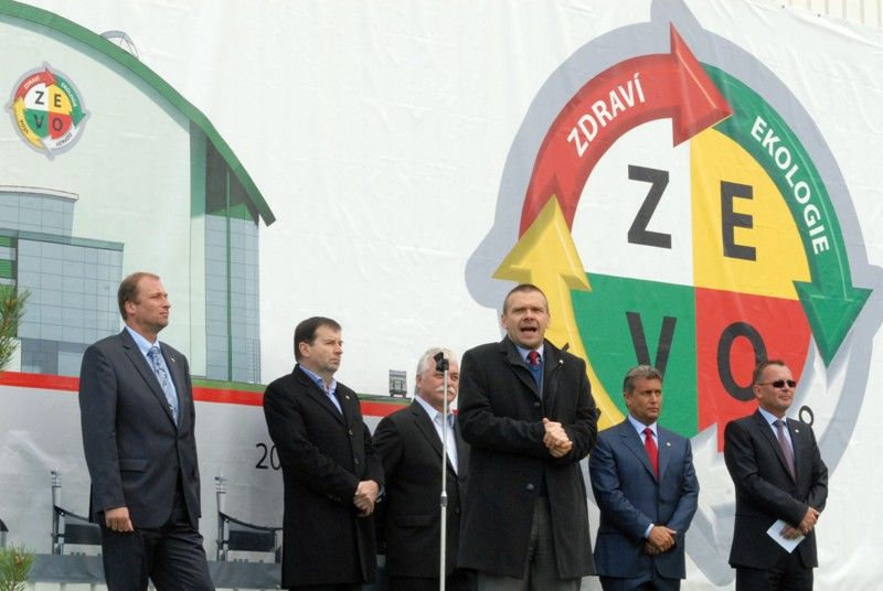 Slavnostním poklepáním na základní kámen byla v úterý 17. září 2013 oficiálně zahájena výstavba spalovny ZEVO Chotíkov. Náklady na vznik zařízení, které představuje pro Plzeňskou teplárenskou další energetický zdroj, činí necelé dvě miliardy korun.  Podle odhadů ekologicky zpracuje 95 tisíc tun odpadu ročně. Teplo ze spalovny bude navíc vyhřívat část plzeňských domácností. V současné době se na úrovni Evropské unie jedná o možnosti poskytnutí dotace na tento projekt. Ta by mohla dosáhnout výše 450 milionů korun.